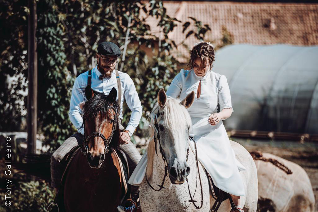 Mariage champêtre entrée des mariés à cheval